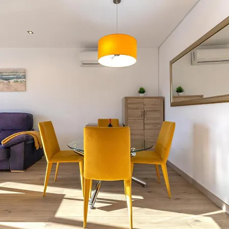 Beachside 1br, Sea Views, Bright Balcony
